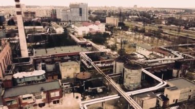 Endüstriyel bir fabrikanın üzerinde uçan bir İHA 'nın hava görüntüsü. Tesisat boruları.