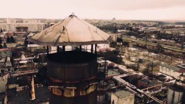 Endüstriyel bir fabrikanın üzerinde uçan bir İHA 'nın hava görüntüsü. Tesisat boruları.