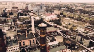 Endüstriyel bir fabrikanın üzerinde uçan bir İHA 'nın hava görüntüsü. Tesisat boruları.