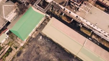 Endüstriyel bir fabrikanın üzerinde uçan bir İHA 'nın hava görüntüsü. Tesisat boruları.