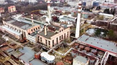 Endüstriyel bir fabrikanın üzerinde uçan bir İHA 'nın hava görüntüsü. Tesisat boruları.