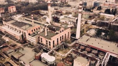 Endüstriyel bir fabrikanın üzerinde uçan bir İHA 'nın hava görüntüsü. Tesisat boruları.