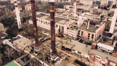 Endüstriyel bir fabrikanın üzerinde uçan bir İHA 'nın hava görüntüsü. Tesisat boruları.