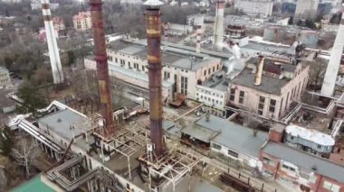 Endüstriyel bir fabrikanın üzerinde uçan bir İHA 'nın hava görüntüsü. Tesisat boruları.