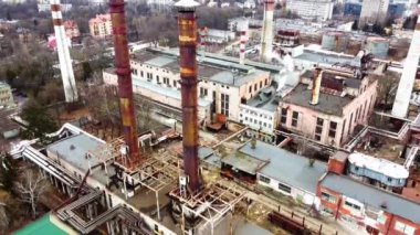 Endüstriyel bir fabrikanın üzerinde uçan bir İHA 'nın hava görüntüsü. Tesisat boruları.