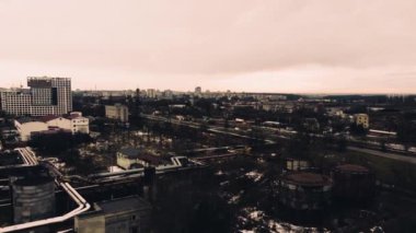 Endüstriyel bir fabrikanın üzerinde uçan bir İHA 'nın hava görüntüsü. Tesisat boruları.