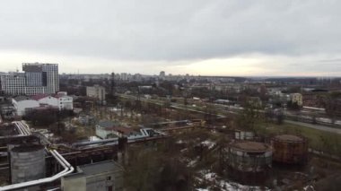 Endüstriyel bir fabrikanın üzerinde uçan bir İHA 'nın hava görüntüsü. Tesisat boruları.