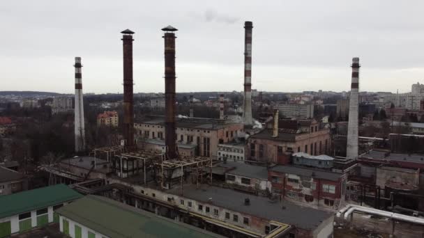 Luftaufnahme Einer Drohne Die Eine Industrieanlage Überfliegt Anlagenrohre — Stockvideo