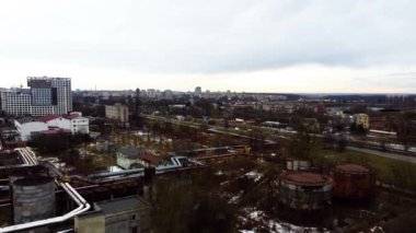 Endüstriyel bir fabrikanın üzerinde uçan bir İHA 'nın hava görüntüsü. Tesisat boruları.