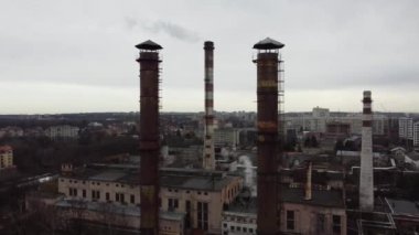 Endüstriyel bir fabrikanın üzerinde uçan bir İHA 'nın hava görüntüsü. Tesisat boruları.