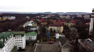 Endüstriyel bir fabrikanın üzerinde uçan bir İHA 'nın hava görüntüsü. Tesisat boruları.