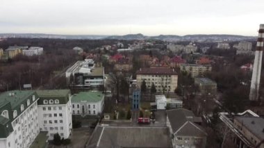 Endüstriyel bir fabrikanın üzerinde uçan bir İHA 'nın hava görüntüsü. Tesisat boruları.