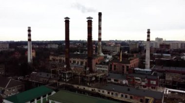 Endüstriyel bir fabrikanın üzerinde uçan bir İHA 'nın hava görüntüsü. Tesisat boruları.