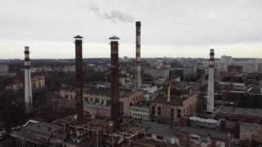 Endüstriyel bir fabrikanın üzerinde uçan bir İHA 'nın hava görüntüsü. Tesisat boruları.