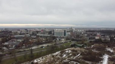 Şehrin üzerinde uçan bir İHA 'nın hava görüntüsü.