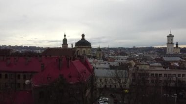 Binanın üzerinde uçan bir İHA 'nın hava görüntüsü.