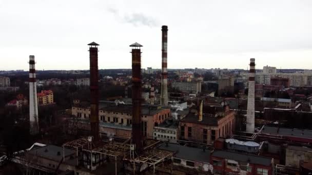 Vue Aérienne Drone Survolant Une Installation Industrielle Tuyaux Végétaux — Video