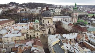 Binanın üzerinde uçan bir İHA 'nın hava görüntüsü.