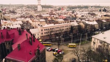 Binanın üzerinde uçan bir İHA 'nın hava görüntüsü.