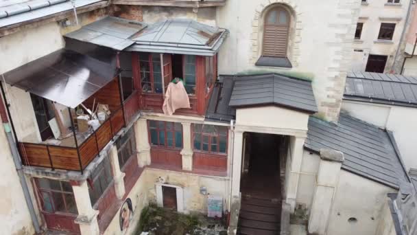 Lviv Ukraine Styczeń 2021 Człowiek Czyści Dywan Balkonu Starego Domu — Wideo stockowe