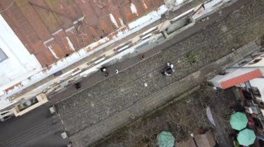 Binanın üzerinde uçan bir İHA 'nın hava görüntüsü.