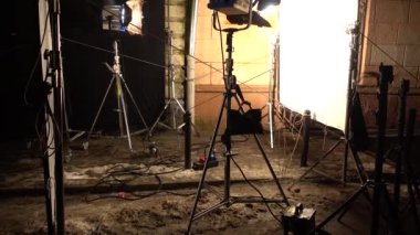 LVIV, UKRAINE - 1 Şubat 2021: Çekimden önce stüdyonun ışıklandırma ekipmanları.