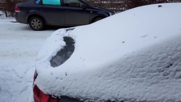 車は街の通りの雪で覆われている — ストック動画