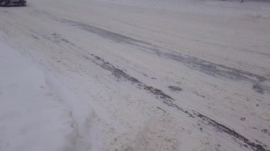 LVIV, UKRAINE - 11 Şubat 2021: kar fırtınasına giden yol. Karlı bir yolda arabalar sürüyor..