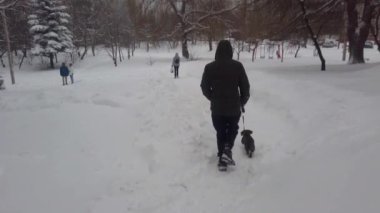 Kasabada bir kar fırtınası. Kışın çekim..