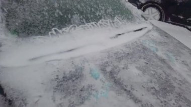 Karla kaplı bir araba..