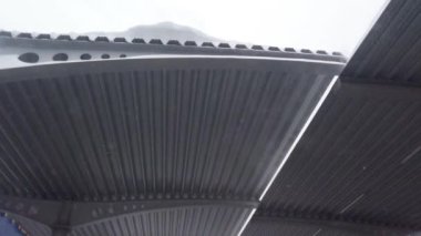 Kar fırtınası sırasında araba park yeri..