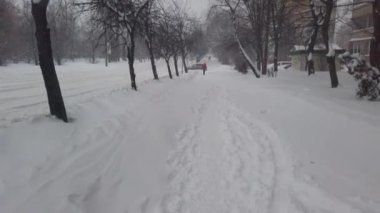 Kasabada bir kar fırtınası. Kışın çekim..