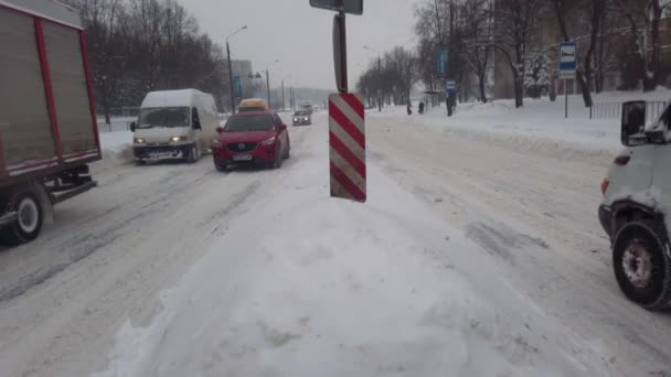 Lviv Ukraine February 2021 Дорога Хуртовини Машини Їдуть Сніговій Дорозі — стокове відео