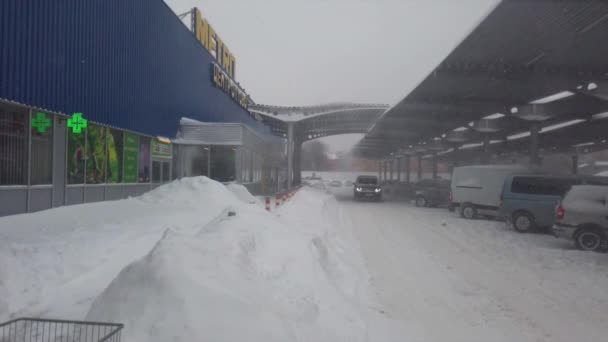 Lviv Ukraine 2021年2月11日 暴雪期间的超级市集 停车场里的车 — 图库视频影像