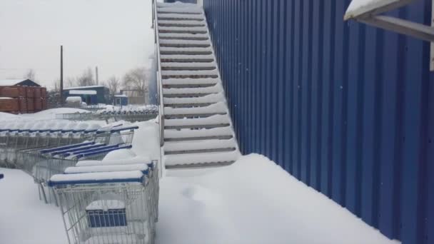 Lviv Ukraine Február 2021 Bevásárlókocsi Hóban Lövöldözés Hóvihar Idején — Stock videók