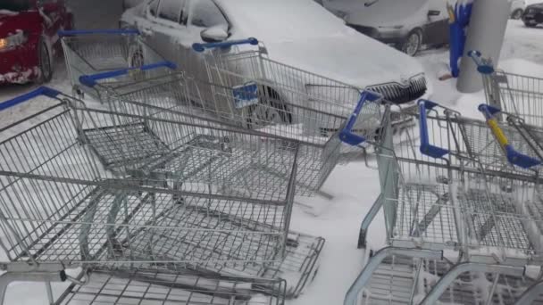 Bevásárlókocsi Hóban Autók Parkolóban Hóvihar Idején — Stock videók