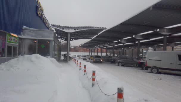 Lviv Ukraine 2021年2月11日 暴雪期间的超级市集 停车场里的车 — 图库视频影像