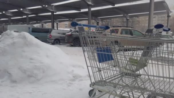 Carro Num Parque Estacionamento Durante Uma Nevasca Supermercado Carrinho Compras — Vídeo de Stock
