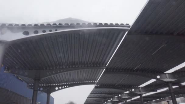 吹雪の中の駐車場の屋根 — ストック動画