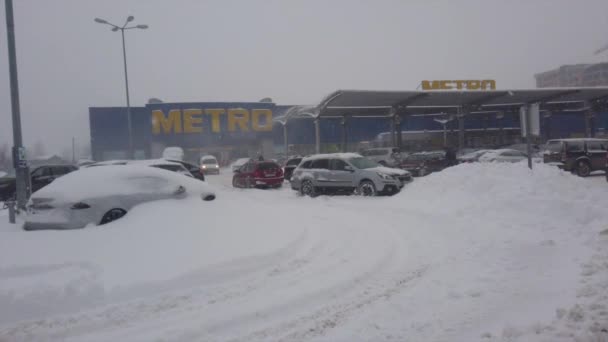 Lviv Ukraine 2021年2月11日 大暴风雪期间的地铁超级市场停车场 — 图库视频影像