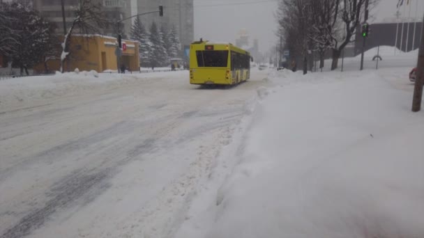 Lviv Ukraine February 2021 Дорога Хуртовини Машини Їдуть Сніговій Дорозі — стокове відео