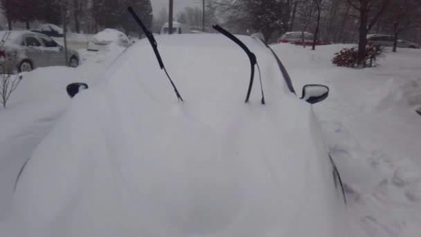Auto Pokryté Sněhem Během Sněhové Bouře — Stock video