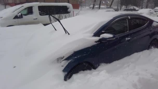 Bil Täckt Med Snö Snöstorm — Stockvideo