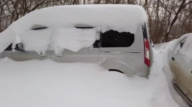 Kar fırtınasından sonraki araba. Kışın çekim..