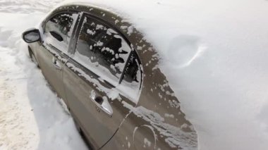 Kar fırtınasından sonraki araba. Kışın çekim..