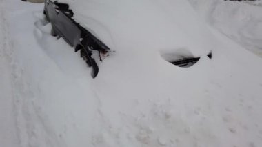 Kar fırtınasından sonraki araba. Kışın çekim..