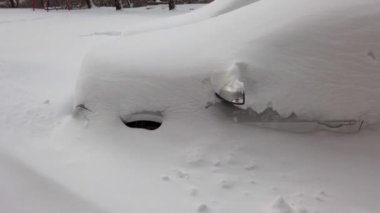 Kar fırtınasından sonraki araba. Kışın çekim..