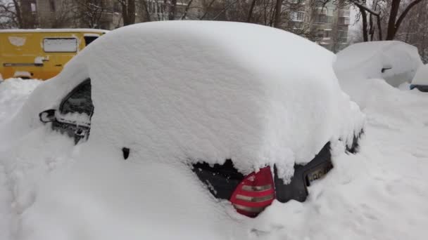 Машина Після Снігової Бурі Зйомки Взимку — стокове відео