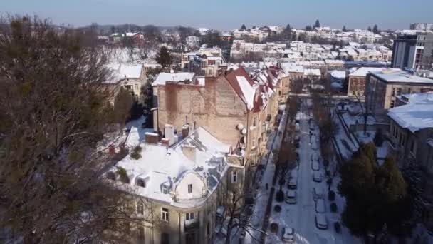 Вид Повітря Дрон Летить Над Будівлею Зйомки Взимку Дахи Вкриті — стокове відео