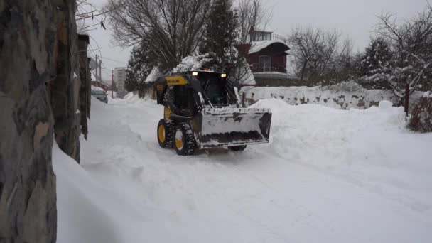 Lviv Ukraine 2021年2月13日 トラクターは吹雪の後に雪の道をきれいにします スローモーション — ストック動画